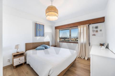 Apartamento com terraço em Monte dos Burgos