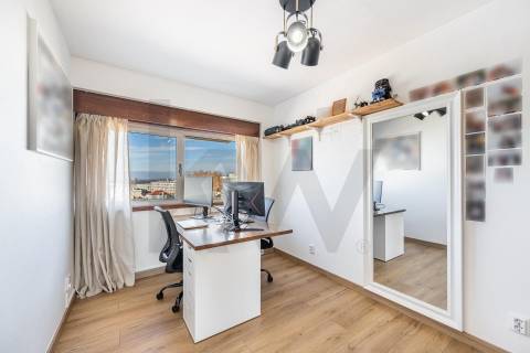 Apartamento com terraço em Monte dos Burgos