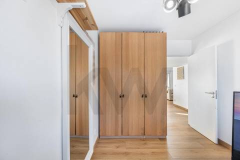 Apartamento com terraço em Monte dos Burgos