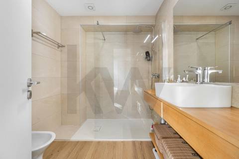 Apartamento com terraço em Monte dos Burgos