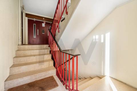 Apartamento com terraço em Monte dos Burgos