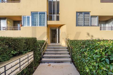 Apartamento com terraço em Monte dos Burgos