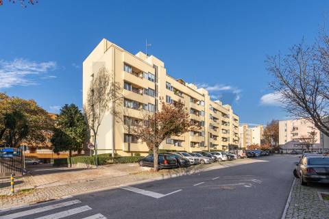 Apartamento com terraço em Monte dos Burgos