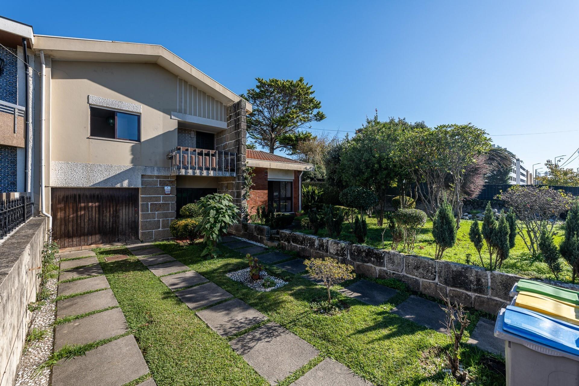 Moradia em Terreno de 1210 m2 - Arcozelo, Granja, Vila Nova de Gaia