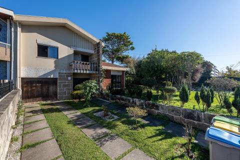 Moradia em Terreno de 1210 m2 - Arcozelo, Granja, Vila Nova de Gaia