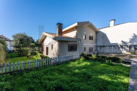 Moradia em Terreno de 1210 m2 - Arcozelo, Granja, Vila Nova de Gaia