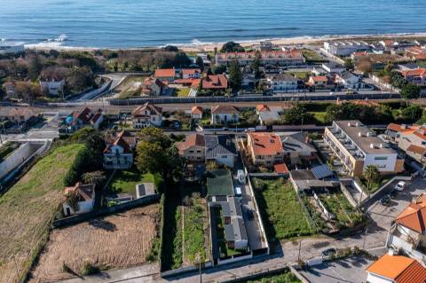 Moradia em Terreno de 1210 m2 - Arcozelo, Granja, Vila Nova de Gaia
