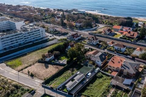 Moradia em Terreno de 1210 m2 - Arcozelo, Granja, Vila Nova de Gaia