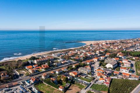 Moradia em Terreno de 1210 m2 - Arcozelo, Granja, Vila Nova de Gaia