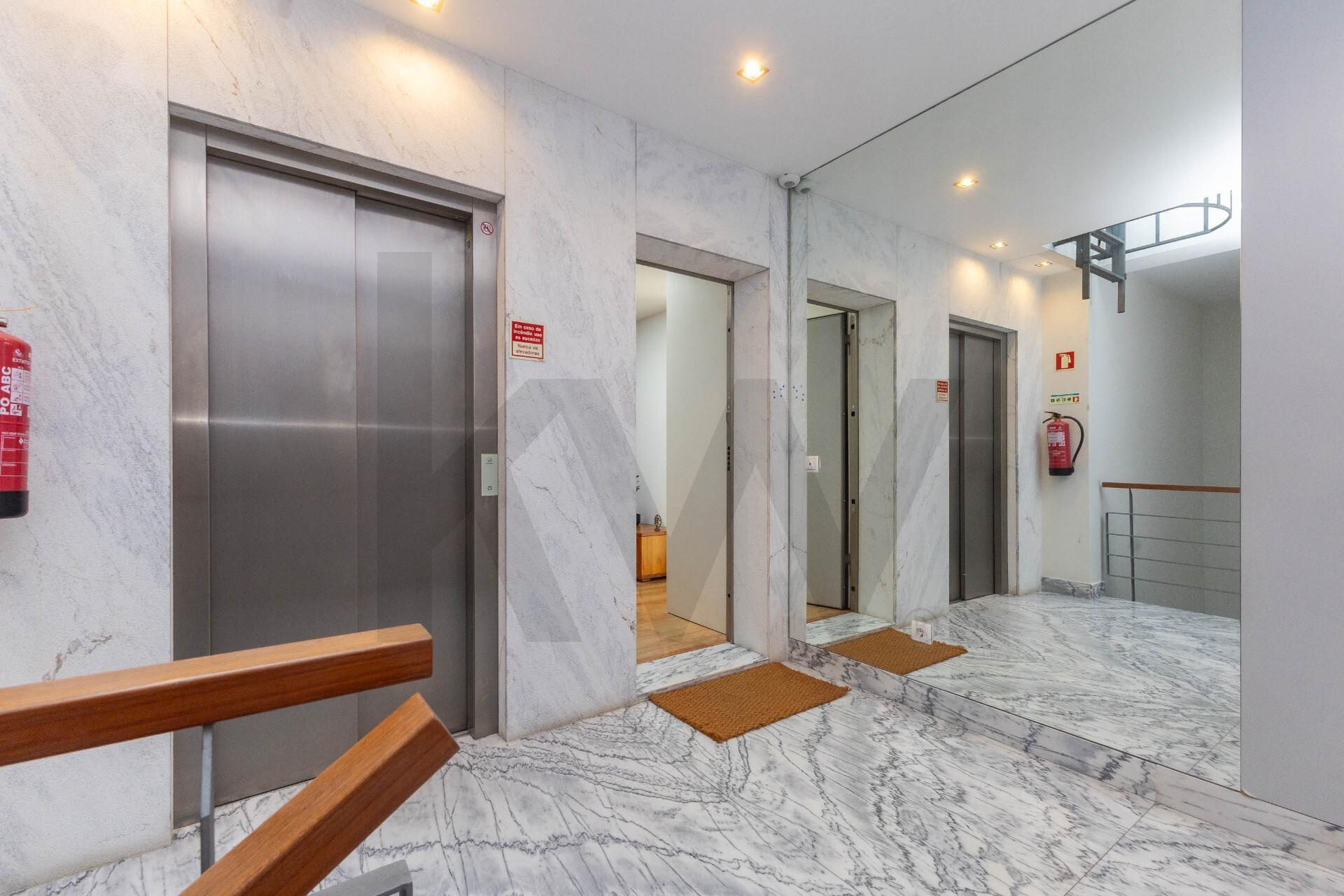 Apartamento T3 Penthouse com Vista Direta de Mar em São Félix da Marinha