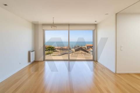 Apartamento T3 Penthouse com Vista Direta de Mar em São Félix da Marinha
