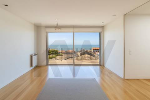 Apartamento T3 Penthouse com Vista Direta de Mar em São Félix da Marinha