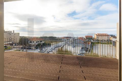 Apartamento T3 Penthouse com Vista Direta de Mar em São Félix da Marinha