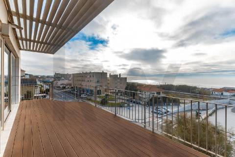 Apartamento T3 Penthouse com Vista Direta de Mar em São Félix da Marinha