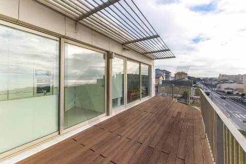 Apartamento T3 Penthouse com Vista Direta de Mar em São Félix da Marinha