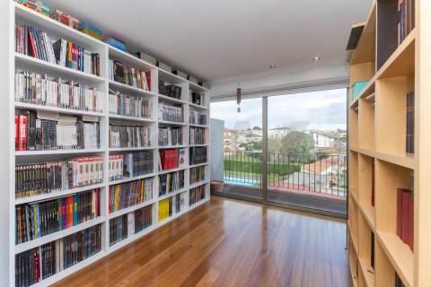 Apartamento T3 Penthouse com Vista Direta de Mar em São Félix da Marinha