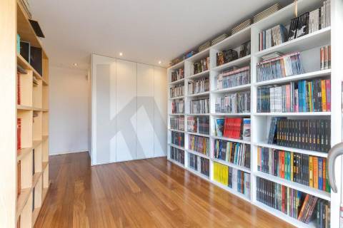 Apartamento T3 Penthouse com Vista Direta de Mar em São Félix da Marinha