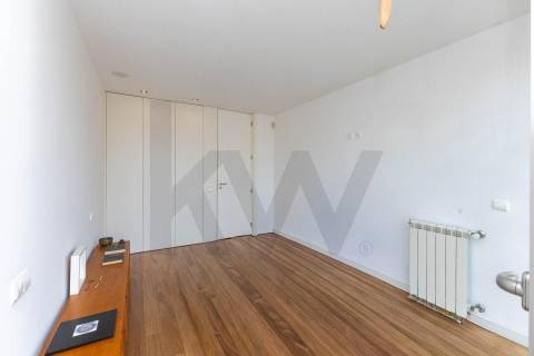 Apartamento T3 Penthouse com Vista Direta de Mar em São Félix da Marinha