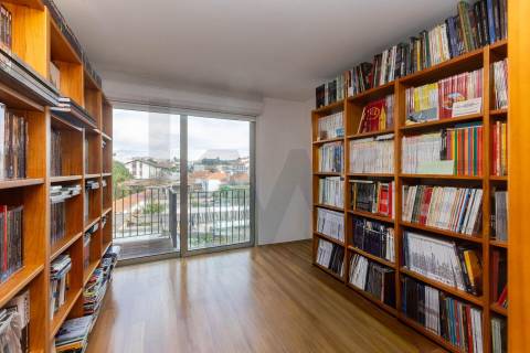 Apartamento T3 Penthouse com Vista Direta de Mar em São Félix da Marinha