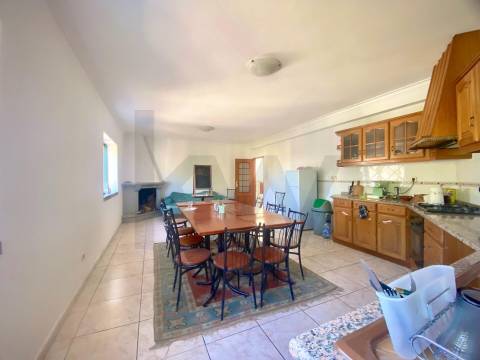 Prédio em Propriedade Total – Comércio e Habitação – Centro da Orca, Fundão