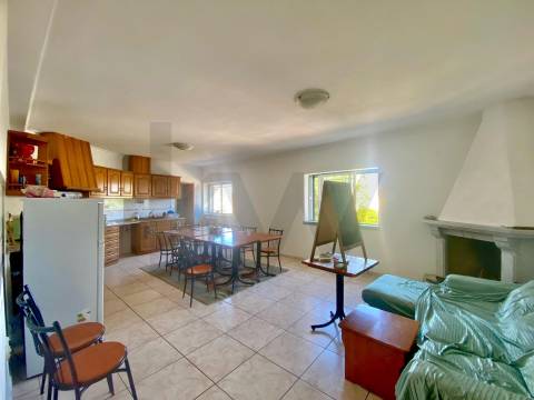 Prédio em Propriedade Total – Comércio e Habitação – Centro da Orca, Fundão