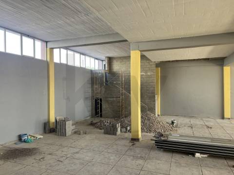 Armazém Totalmente Remodelado, como novo, Prior velho a 5 m do Aeroprto internacional de Lisboa