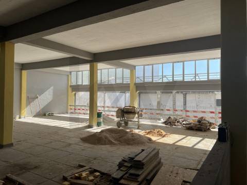 Armazém Totalmente Remodelado, como novo, Prior velho a 5 m do Aeroprto internacional de Lisboa