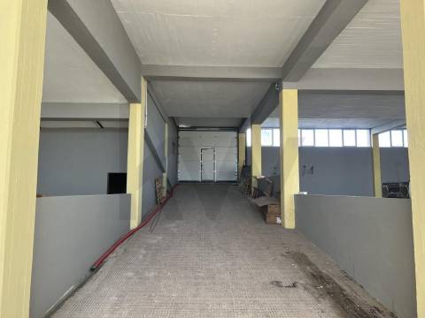 Armazém Totalmente Remodelado, como novo, Prior velho a 5 m do Aeroprto internacional de Lisboa