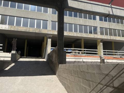 Armazém Totalmente Remodelado, como novo, Prior velho a 5 m do Aeroprto internacional de Lisboa