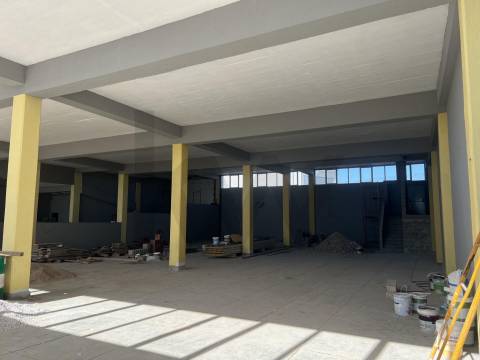 Armazém Totalmente Remodelado, como novo, Prior velho a 5 m do Aeroprto internacional de Lisboa