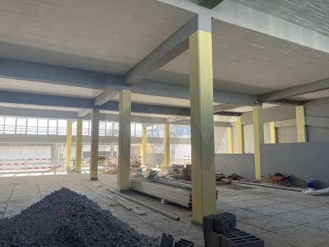 Armazém Totalmente Remodelado, como novo, Prior velho a 5 m do Aeroprto internacional de Lisboa