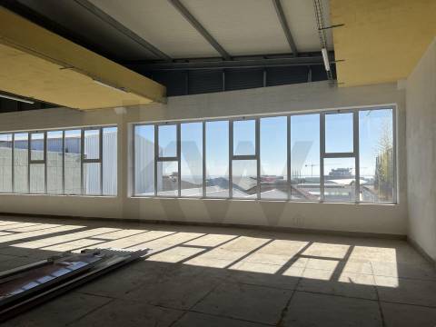 Armazém Totalmente Remodelado, como novo, Prior velho a 5 m do Aeroprto internacional de Lisboa