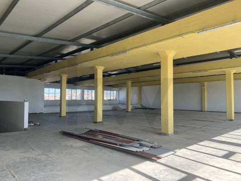 Armazém Totalmente Remodelado, como novo, Prior velho a 5 m do Aeroprto internacional de Lisboa