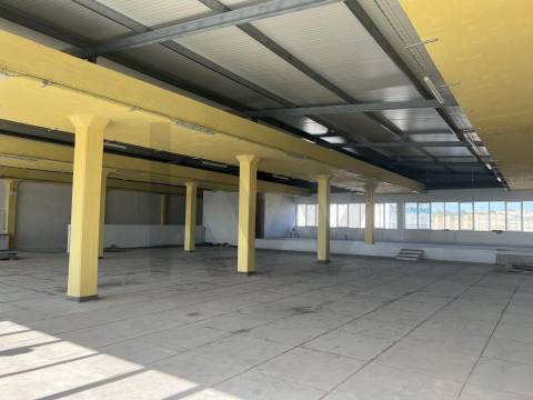 Armazém Totalmente Remodelado, como novo, Prior velho a 5 m do Aeroprto internacional de Lisboa
