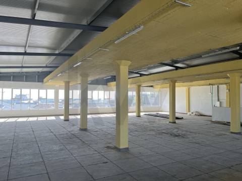 Armazém Totalmente Remodelado, como novo, Prior velho a 5 m do Aeroprto internacional de Lisboa