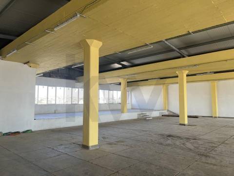 Armazém Totalmente Remodelado, como novo, Prior velho a 5 m do Aeroprto internacional de Lisboa