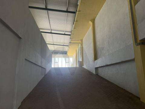Armazém Totalmente Remodelado, como novo, Prior velho a 5 m do Aeroprto internacional de Lisboa