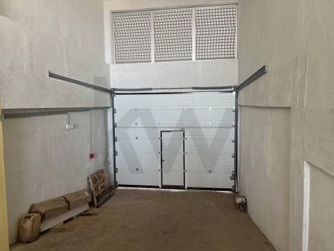 Armazém Totalmente Remodelado, como novo, Prior velho a 5 m do Aeroprto internacional de Lisboa