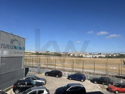 Armazém Totalmente Remodelado, como novo, Prior velho a 5 m do Aeroprto internacional de Lisboa