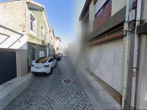 Apartamento T2 renovado com varanda fechada em Lordelo do Ouro, Porto