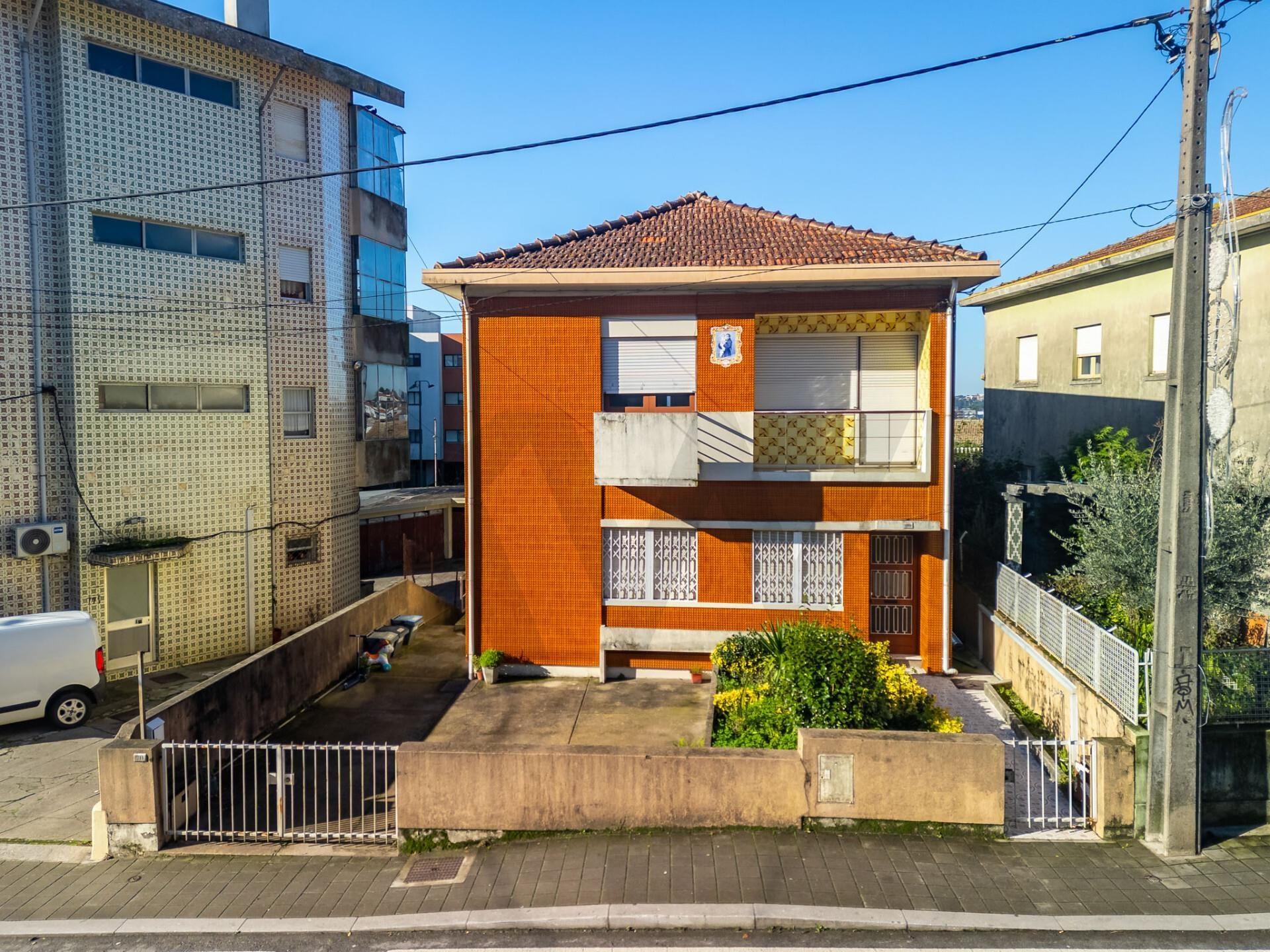 Moradia Bifamiliar com Elevado Potencial - Baguim do Monte – Gondomar