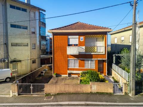 Moradia Bifamiliar com Elevado Potencial - Baguim do Monte – Gondomar