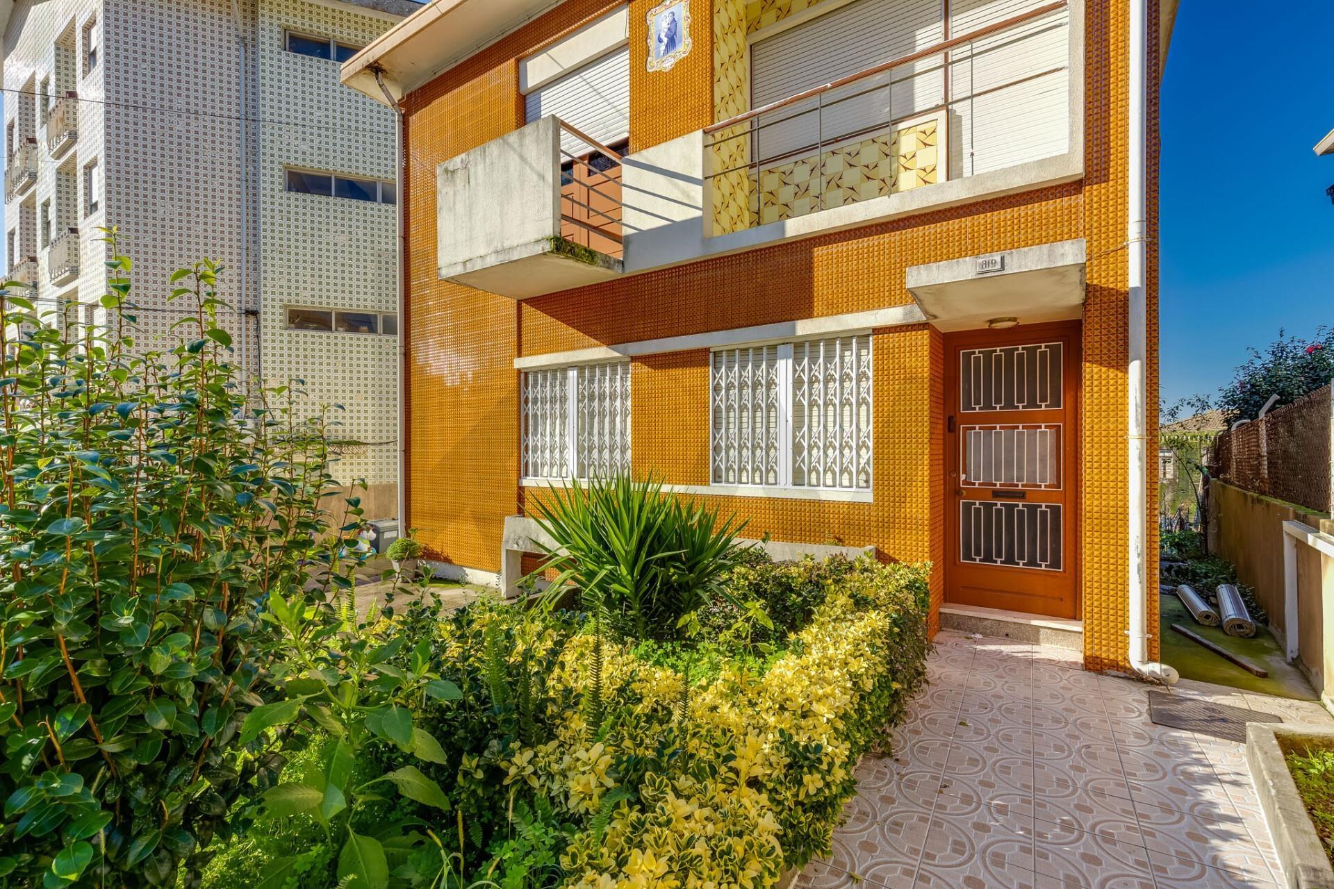 Moradia Bifamiliar com Elevado Potencial - Baguim do Monte – Gondomar