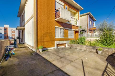 Moradia Bifamiliar com Elevado Potencial - Baguim do Monte – Gondomar