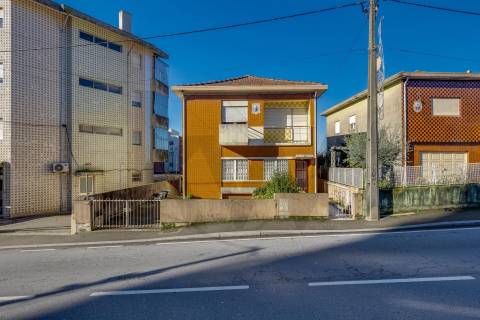 Moradia Bifamiliar com Elevado Potencial - Baguim do Monte – Gondomar