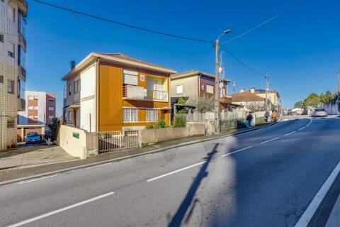 Moradia Bifamiliar com Elevado Potencial - Baguim do Monte – Gondomar