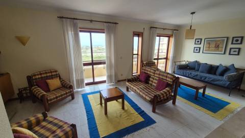 Exclusivo T3 em Mindelo mobilado: Vista Mar, Condomínio Fechado e Piscina