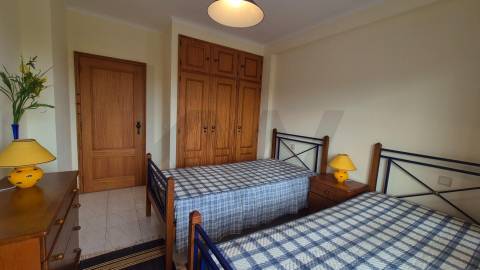 Exclusivo T3 em Mindelo mobilado: Vista Mar, Condomínio Fechado e Piscina