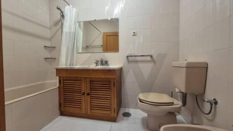 Exclusivo T3 em Mindelo mobilado: Vista Mar, Condomínio Fechado e Piscina