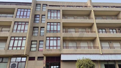 Exclusivo T3 em Mindelo mobilado: Vista Mar, Condomínio Fechado e Piscina